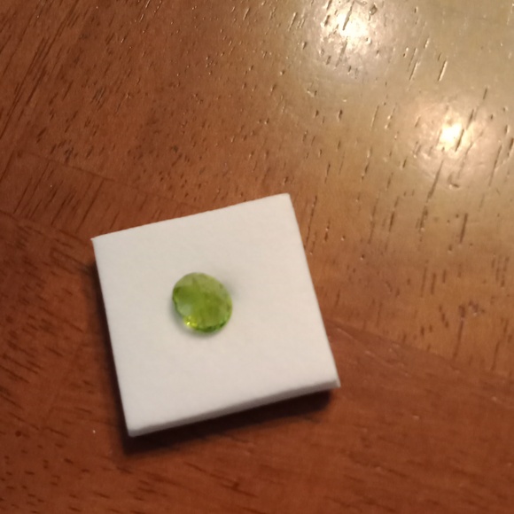 Oval Peridot 2.40 carats - Picture 4 of 4